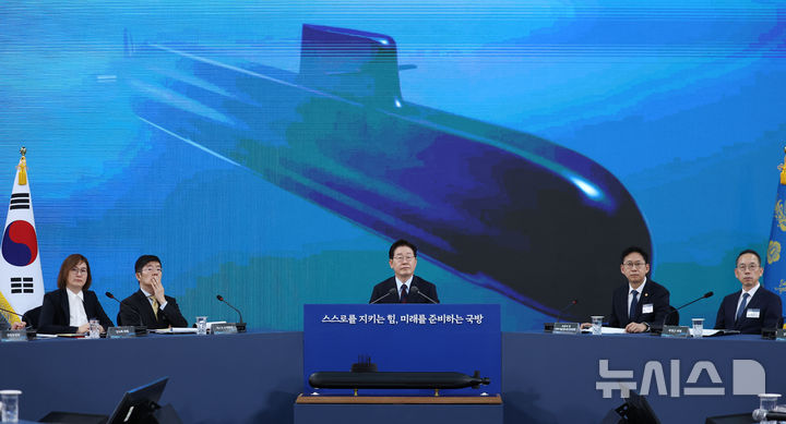 이재명 대통령, 제1회 미래국방전략위원회 주재 '국방 전환에 첨단 과학기술 접목해 스마트 강군으로 도약해야' [뉴시스Pic]