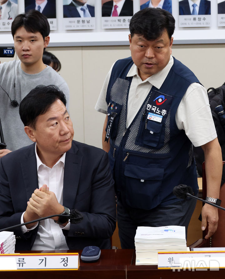 착석하는 류기섭 근로자 위원