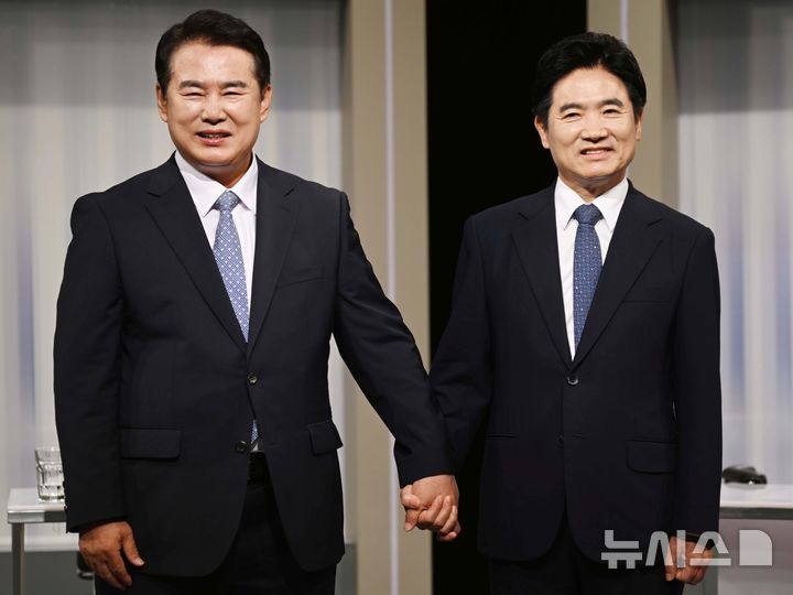 두 손 맞잡은 이정선·김대중 교육감 후보
