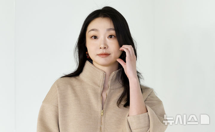 포즈 취하는 김다미