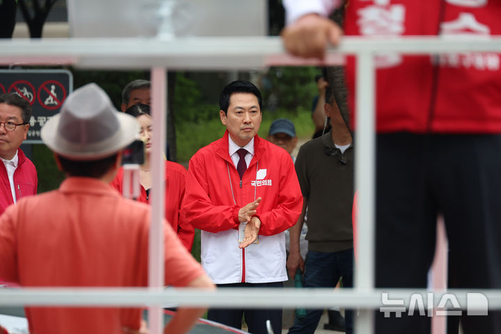 대기하는 장동혁 위원장
