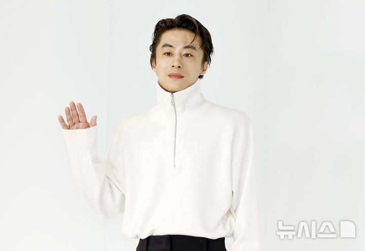 손인사하는 구교환