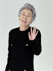 '韓 배우 첫 오스카' 윤여정, 에미상 후보에도 올랐다