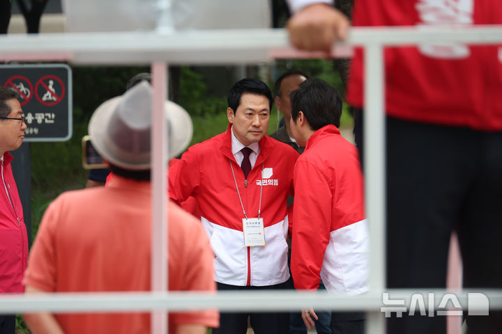 대기하며 대화 나누는 장동혁 위원장