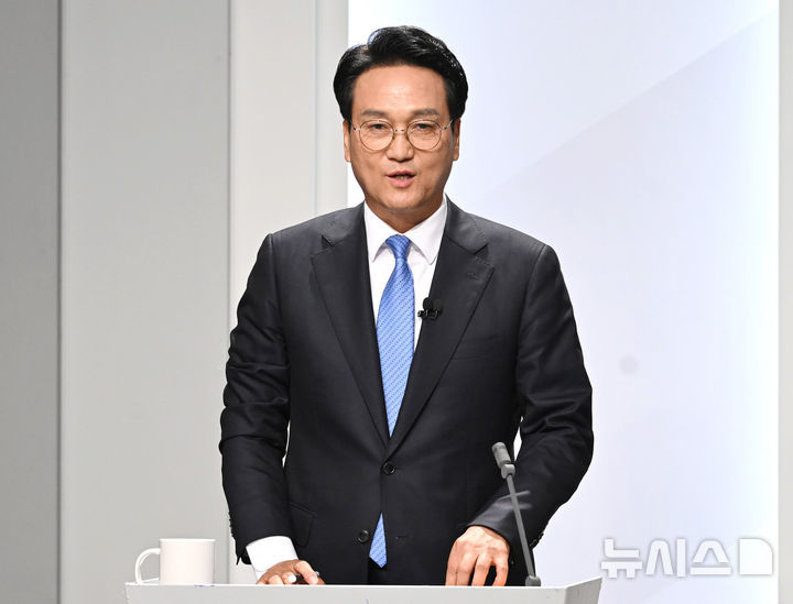 토론 준비하는 안민석 경기도교육감 후보
