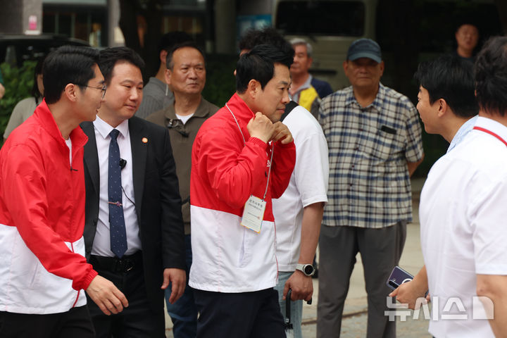 선거운동 비표 목에 거는 장동혁 위원장