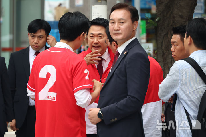 장동혁 '심각한 대화'