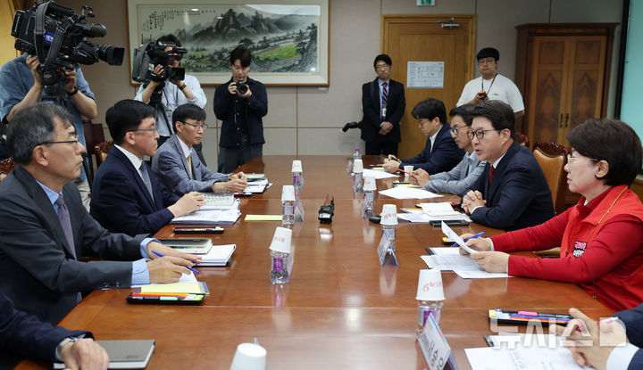 중앙선관위 사무차장과 면담하는 국힘 공명선거 안심투표위원회
