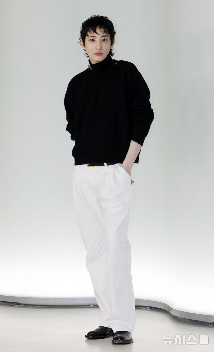 포즈 취하는 이수혁