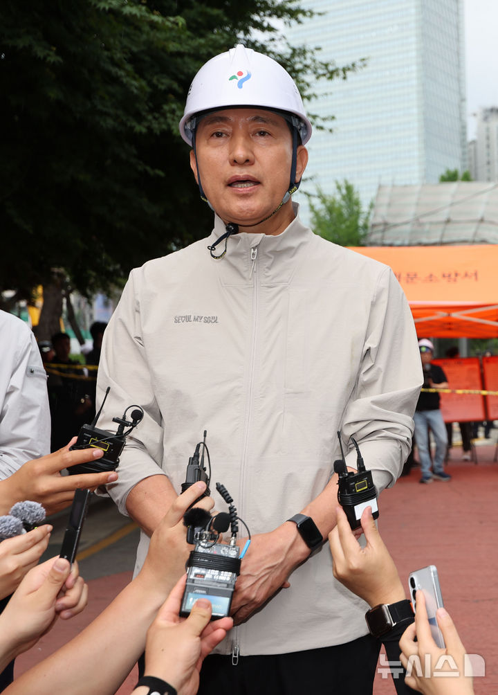 서소문 고가차도 붕괴 사고 현장에서 발언하는 오세훈