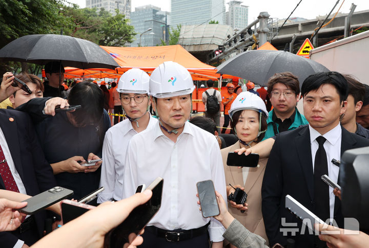 서소문 고가차도 붕괴 현장서 발언하는 장동혁 국민의힘 대표