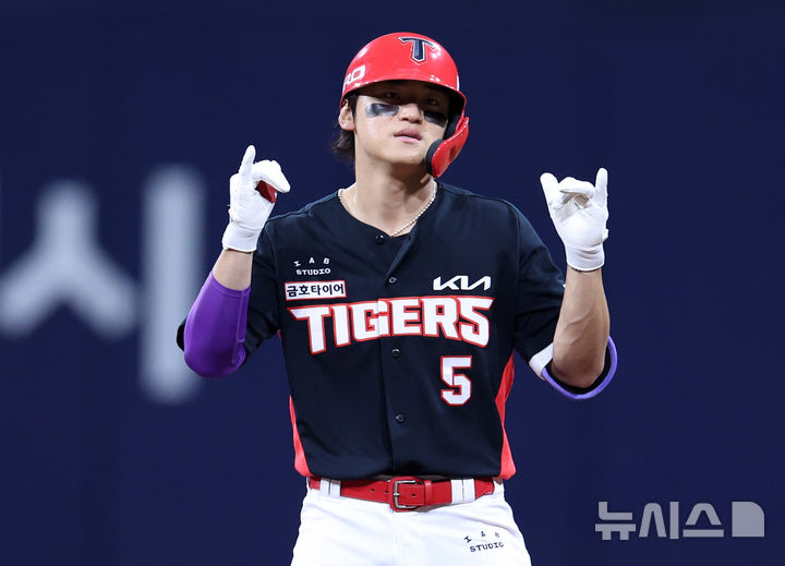 주자 모두 홈으로 불러들인 김도영
