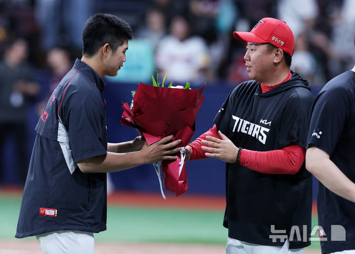 이범호 감독에게 첫승 축하받는 김태형