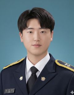 가족과 외출 중이던 해경, 교통사고 현장 달려가 70대 구했다 