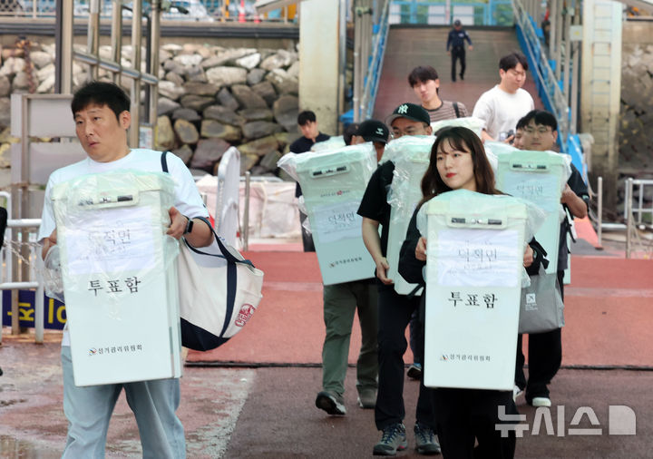섬 지역으로 투표함 이송하는 선관위 관계자들