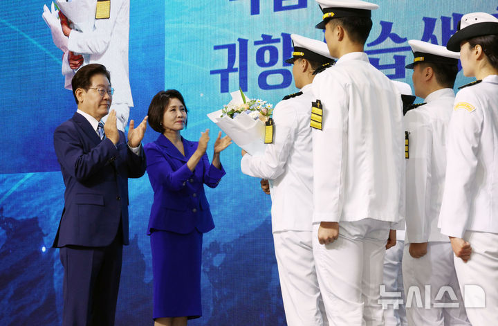 이재명 대통령, '해양대 실습생 귀항 보고 축하'