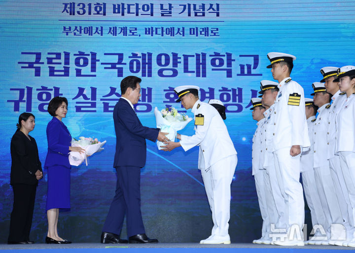 이재명 대통령, '해양대 실습생 귀항 축하'