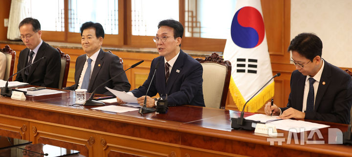 대한민국 2045 전략수립위원회 출범 전체회의 주재하는 김민석 총리