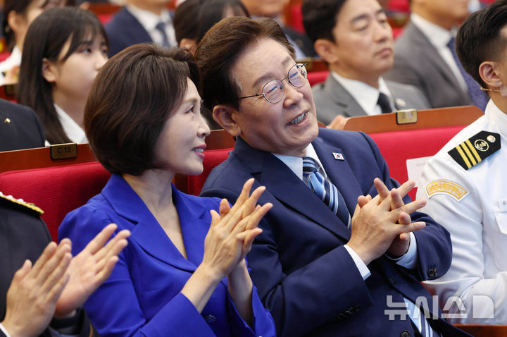 공연 관람하며 대화하는 이재명 대통령과 김혜경 여사