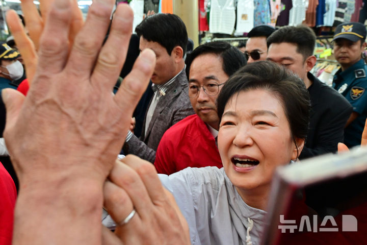 경남 찾은 박근혜 전 대통령, 국민의힘 후보 지원 유세 [뉴시스Pic]