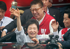 부산 기장시장 찾은 박근혜 "박형준·박민식 지지해주오"