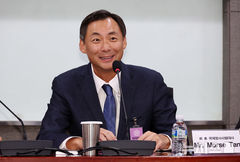 '부정선거론' 모스 탄, 경찰 출석 불응하고 사전투표소 방문