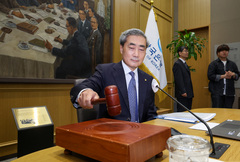 의사봉 두드리는 신현송 한국은행 총재