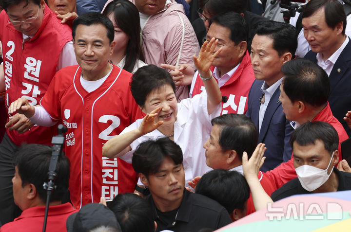 '보수층 결집 행보' 박근혜 전 대통령, 강원 찾아 지원 유세 [뉴시스Pic]