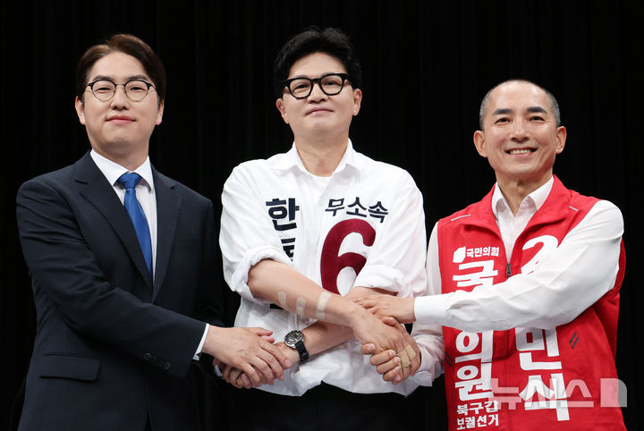 웃으며 악수했지만 난타전 된 부산 북구갑 후보자 토론회 [뉴시스Pic]