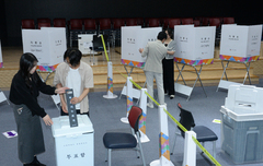 6·3 지방선거 사전투표 첫날 오후 5시 투표율 10.39%…2022년比 1.19%p↑