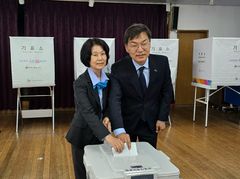 [6·3강릉]김중남 "새로운 미래 위해 투표" 배우자와 사전투표