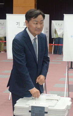 전북지사 후보들, 사전투표 첫날 잇달아 한 표 행사