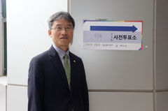 울산 첫 투표 나선 18세 유권자들…천창수 교육감 "응원합니다"