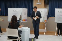 [6·3화성]전성균, 이준석 대표와 사전투표…"변화 선택을"