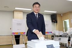 행안장관, 사전투표 참여…"지역일꾼 선거, 투표권 행사를"