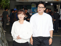 한동훈, 아내 진은정 변호사 배웅 받으며 사전투표 [뉴시스Pic]