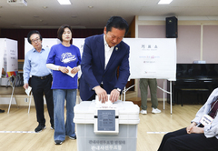 사전투표 마친 정청래 "서울에서 꼭 이기고 싶어" [뉴시스Pic]