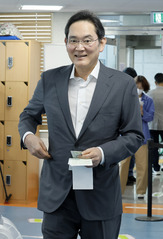 투표용지 받아든 이재용 회장