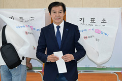 조국, 사전투표 참여…"평택시민들께서 투표로 단일화 이뤄달라"