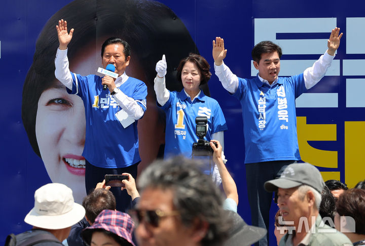 정청래, 서울·성남·충남 찾아 지지호소… "투표의 힘 보여달라" [뉴시스Pic]
