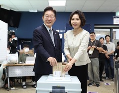 이 대통령, 청와대 인근 삼청동서 첫날 사전투표…김혜경 여사 동행