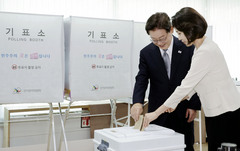 李, 靑 인근서 사전투표…투표용지 들고 기표소 나와 "동그라미 반만 찍혀서 괜챦냐" 묻기도(종합)