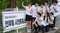 "진짜 어른 된 것 같아요" 고3들, 첫 투표 마친 뒤 인증샷 