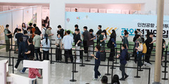 "서민 삶 돌보고, 편 가르지 말길"…사전투표소, 점심에도 '긴 줄'[현장]