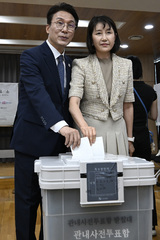 푸른 넥타이 맨 김 총리, 지역구 여의도서 사전투표