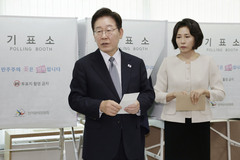 투표 관련 문의하는 이재명 대통령