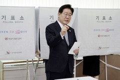 靑, 李대통령 투표지 노출 논란에 "기표 질문하는 것, 선거법상 무효 아냐"