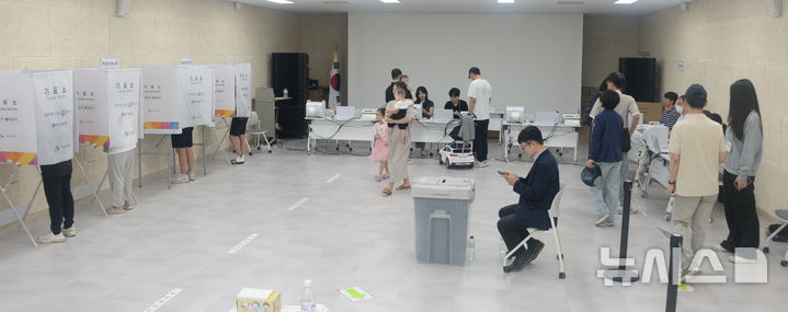 "일 잘 하는 사람 뽑아야"…사전투표 마지막 날도 유권자 발길 이어져