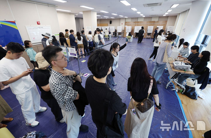 지선 사전투표 둘째날 오후 4시 20.94%…역대 지선 최고치 [뉴시스Pic]