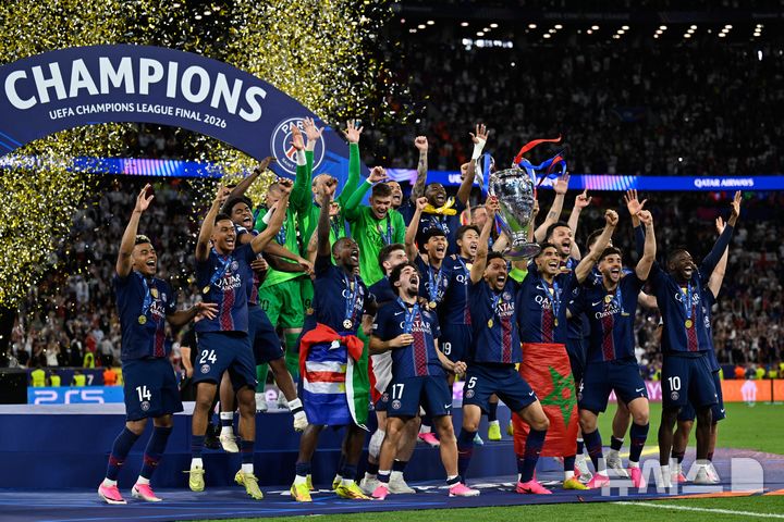 PSG 이강인 트로피 만질 때 카메라 '휙'…또다시 '아시안 패싱'?